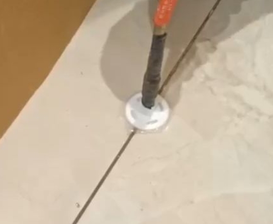 象山瓷砖空鼓维修公司专业解答瓷砖在铺贴过程中，如果没有涂抹均匀到位的粘结材料（如水泥砂浆或瓷砖胶），可能会导致以下问题
